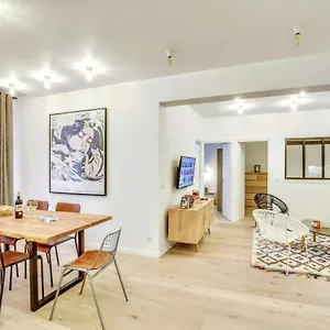 Appartement & Stylish Renovated Parisian / 6-8 Guests, Parijs